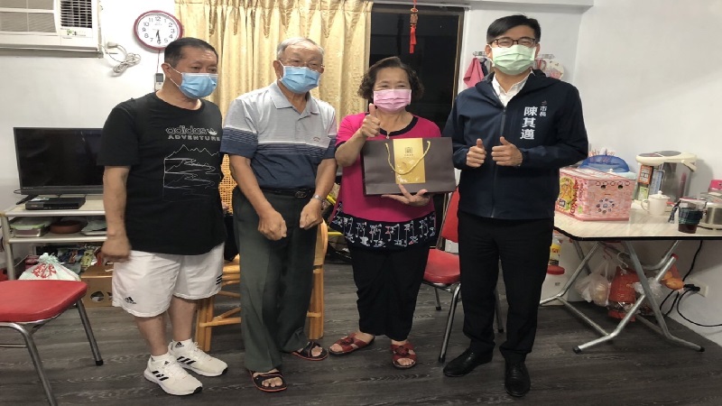 高雄市長陳其邁持續關照城中城受災戶　中秋前夕慰訪