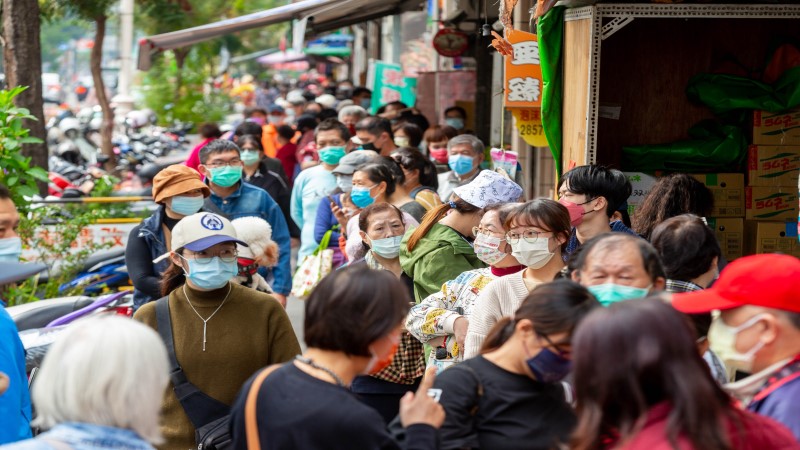 高雄過好年三鳳中街開跑　陳其邁首發小紅包偕阿基師煮年菜