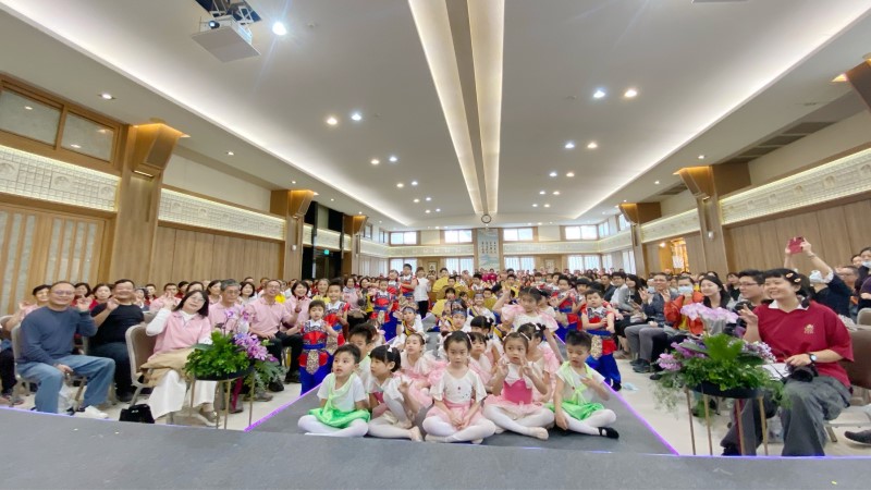 人間大學鳳山分校成果展　舞花弄琴大顯身手