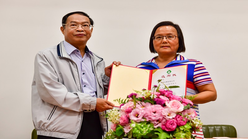 董事長心靈歌手　少龍送愛到高雄　捐助紅十字會育幼中心