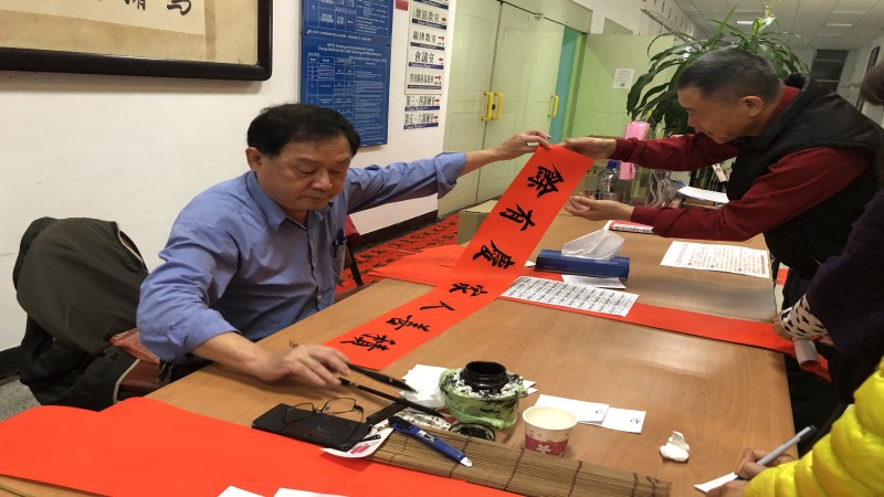 新春揮毫迎玉兔　科技產業園區聯合接力贈春聯