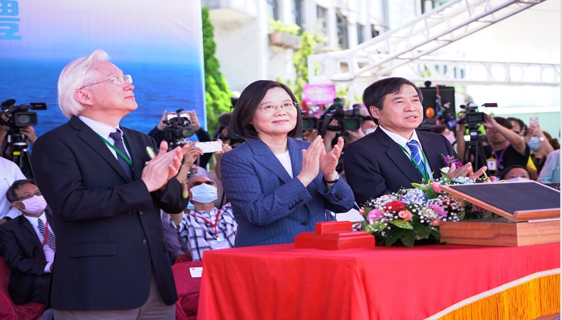 台船新造海洋科技研究船　蔡英文總統命名「新海研一號」