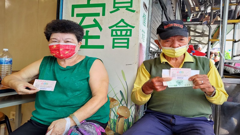 第二波10萬份高雄商圈夜市券開始換發　櫃檯五秒消化一人開心消費