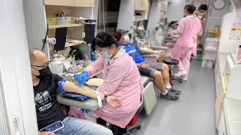 中油公司解血荒　煉製事業部同仁挽袖捐血救急