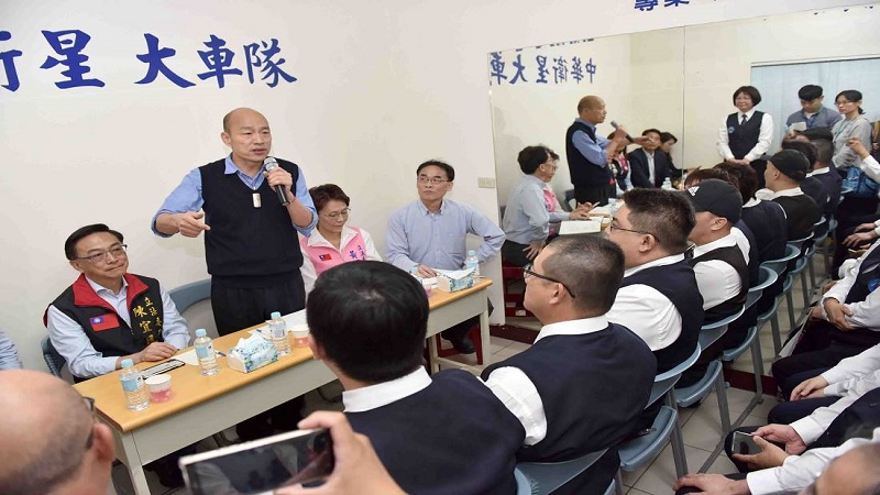 韓國瑜關心計程車產業　夜宿運將家