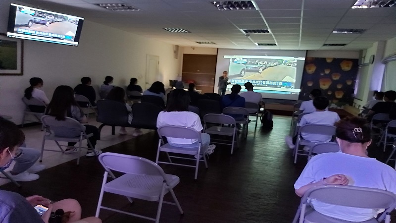 苓雅監理站假日考照　同時關心道安