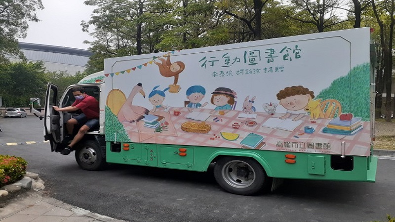 河堤分館申請高市圖行動書車　前進裕誠幼兒園　學齡前的小朋友體會借書樂趣
