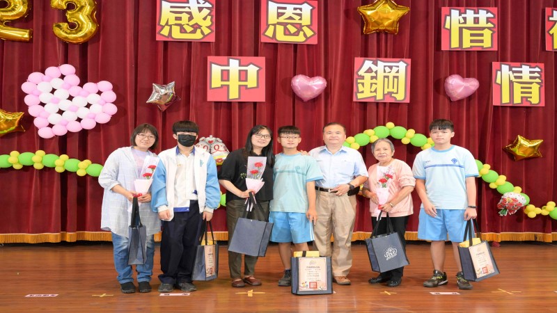 中鋼公司攜手高市小港區國中、國小辦理　112年度母親節孝親楷模表揚暨績優獎學金頒獎典禮