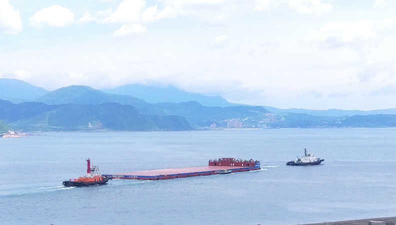 港勤公司拖帶新造「台船15號」進行試車　建立我國離岸風電施工能力