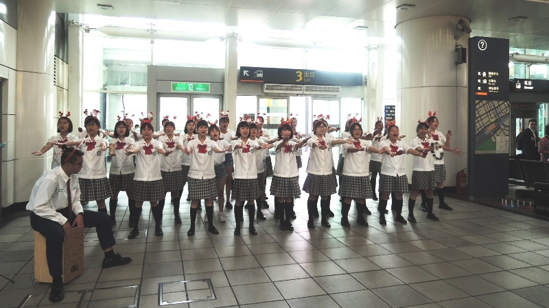 高鐵左營站慶耶誕　歌聲歡樂報佳音