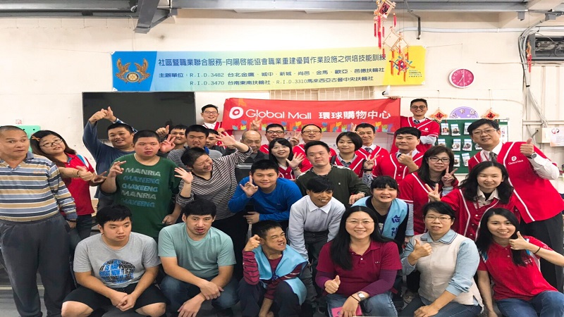 Global Mall新左營站聖誕送暖　熱血參與愛心捐物資