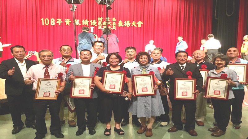 高雄市19位里長榮獲全國資深特優里長