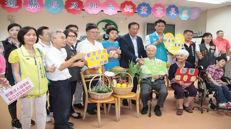 郭台銘參拜苗栗宮廟及訪視幼安教養院