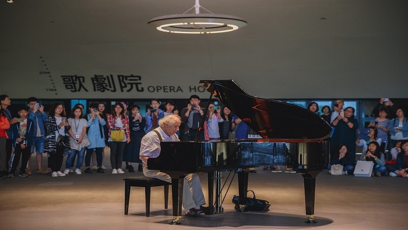 鋼琴怪傑烏果斯基衛武營公共鋼琴即興演奏　民眾大呼過癮