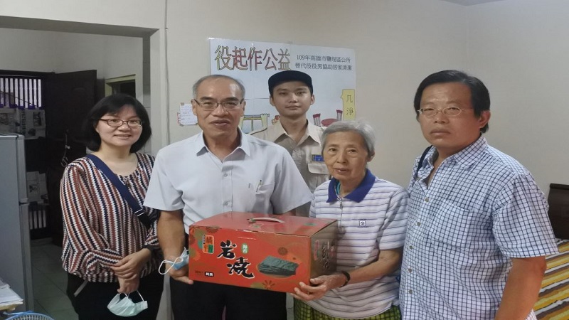 鹽埕區長率替代役男　關懷獨老暖心做公益