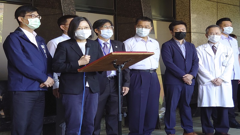 蔡英文總統探視「城中城」大火傷者及家屬　  高醫允諾負責健保無法給付之醫療費用　即刻啟動創傷後心理復健