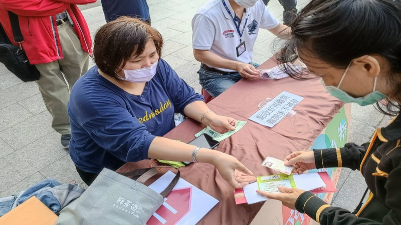 高雄商圈夜市券再掀振興消費熱潮　提前驗證加速換發