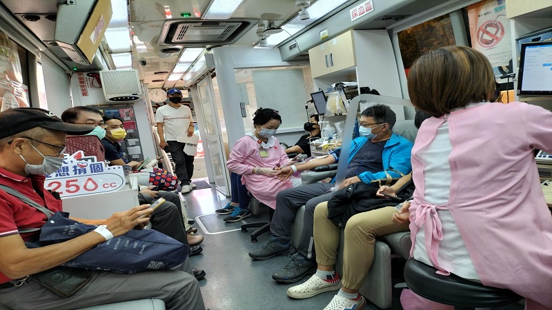 高鐵左營站捐血傳愛　員工旅客軍警熱情挽袖   