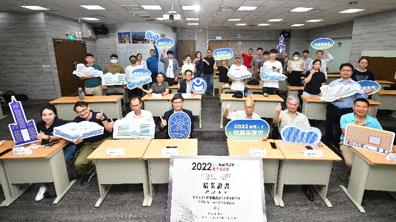 高雄帷幕牆產業急求才　經發局媒合就業保證班結業就上工