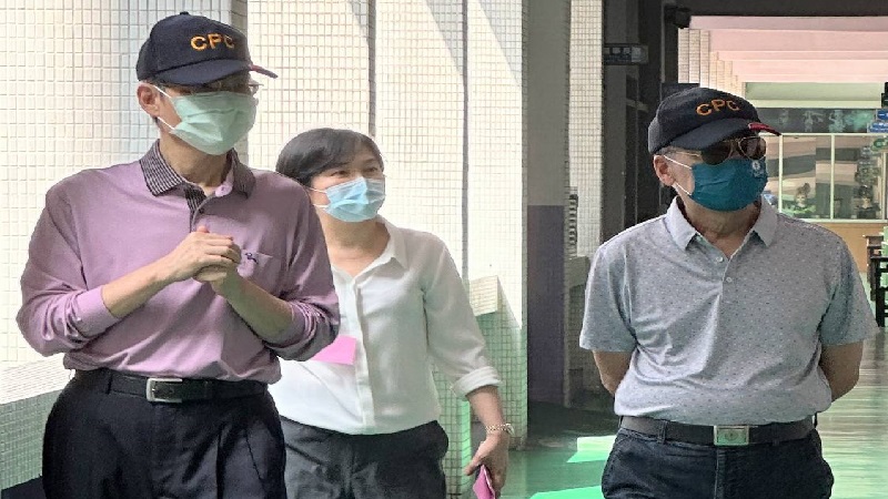 經濟部所屬事業機構新進職員今甄試　中油董事長李順欽巡視高雄考場　為考生加油打氣