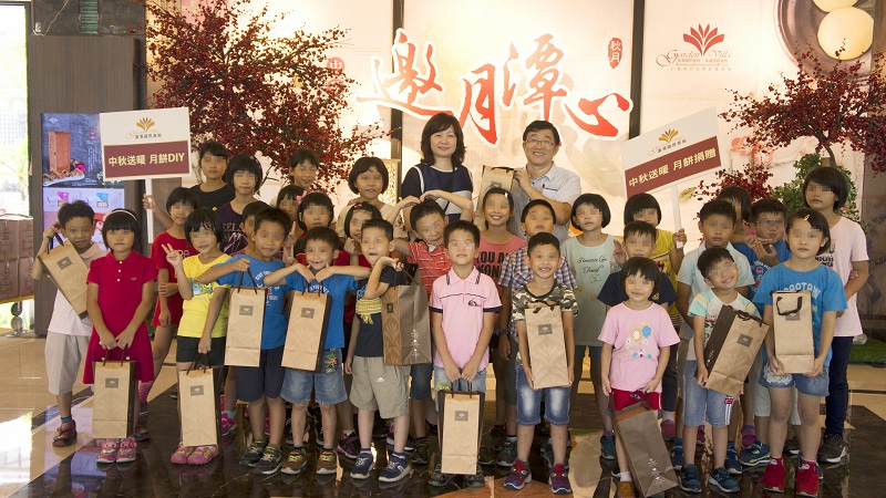 蓮潭會館中秋送暖　兒童之家椪見好鄰居