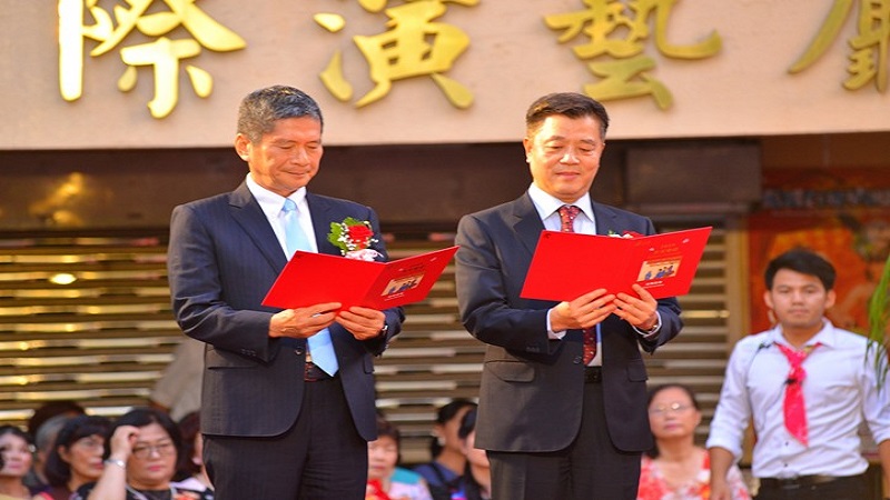 客家古禮浪漫婚禮　50對藍衫新人結連理