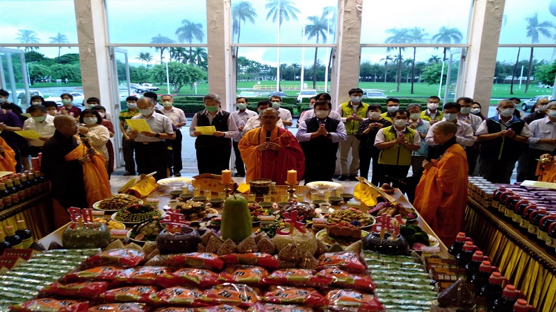 中油煉製事業部暨高雄煉油廠中元普渡祈安法會　執行長徐漢率百餘位員工及眷屬祈福