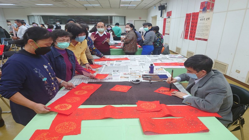 中油煉製事業部邀六名家揮毫寫春聯　迎春納福迎金虎　領略書藝之美