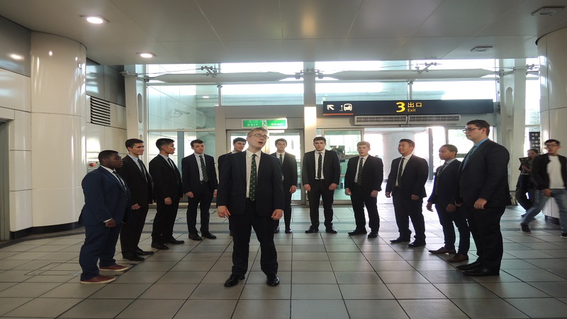 美國哈佛「鱷魚合唱團」來台巡演　高鐵左營站二度獻唱