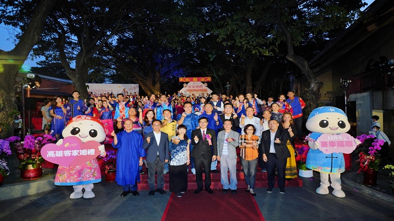 愛當吉時！高市客家藍衫婚禮 雨豆樹下定終身