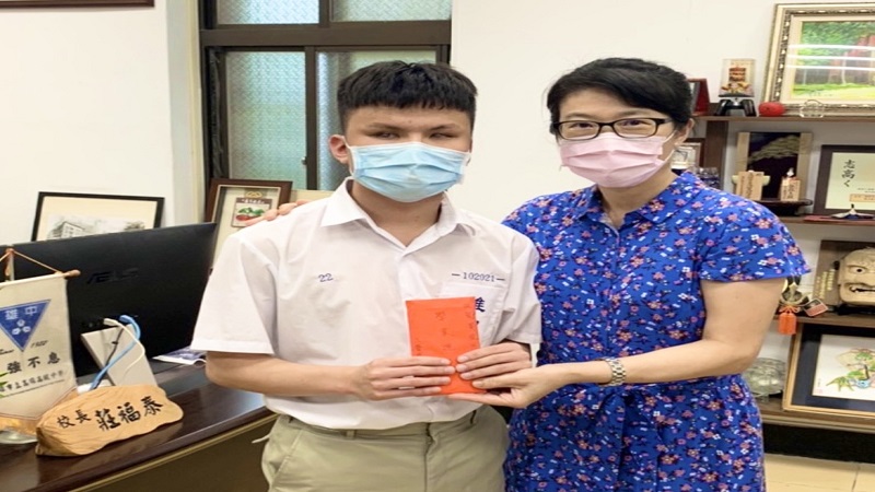 雄中全盲音樂班學生黃崇恩摸索音符苦練琴技　奪台北視障音樂節鋼琴第一名