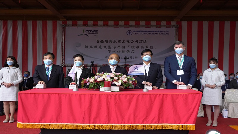 台船公司為國內首艘離岸風電大型浮吊船　「環海翡翠輪」舉行下水典禮