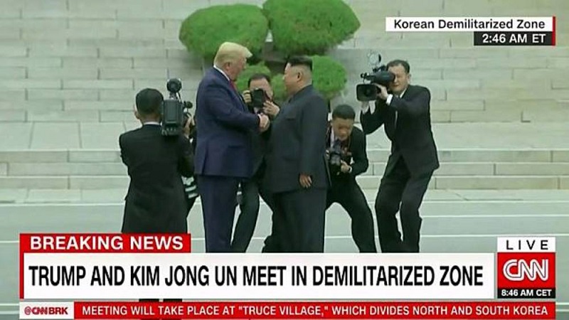 美國首位踏入北朝鮮領土總統　川普與金正恩握手