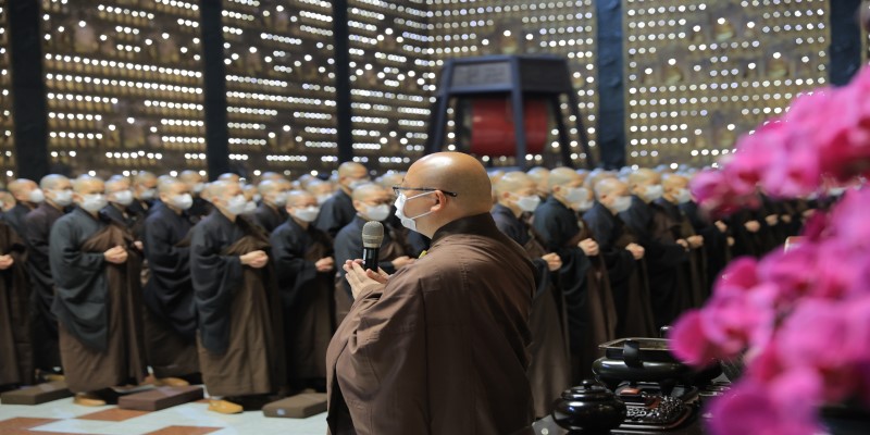 星雲大師真身起龕移靈　四眾弟子夾道跪迎