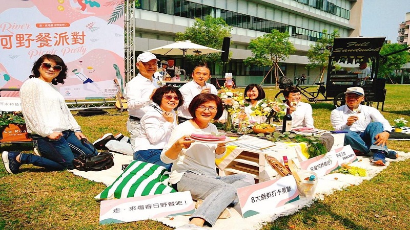 愛河四月天 相揪來野餐　逛文創遊市集拍照打卡等你來