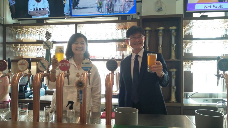 全台最壯觀68支啤酒柱吧台　駁二細酌牛飲正式登場