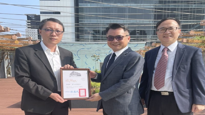 當代法律雜誌社贈閱雜誌予高市總圖　並接受頒發感謝狀