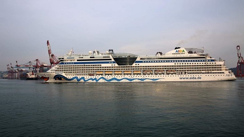 愛達貝拉郵輪首航高雄港 　紅唇藍眼睛合照抽小禮物