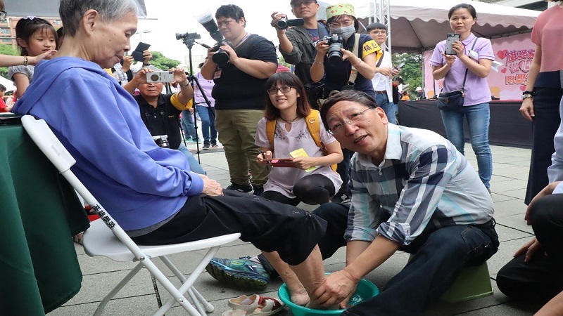 515國際家庭日表揚25組慈孝家庭楷模　300組親子「洗腳報親恩」