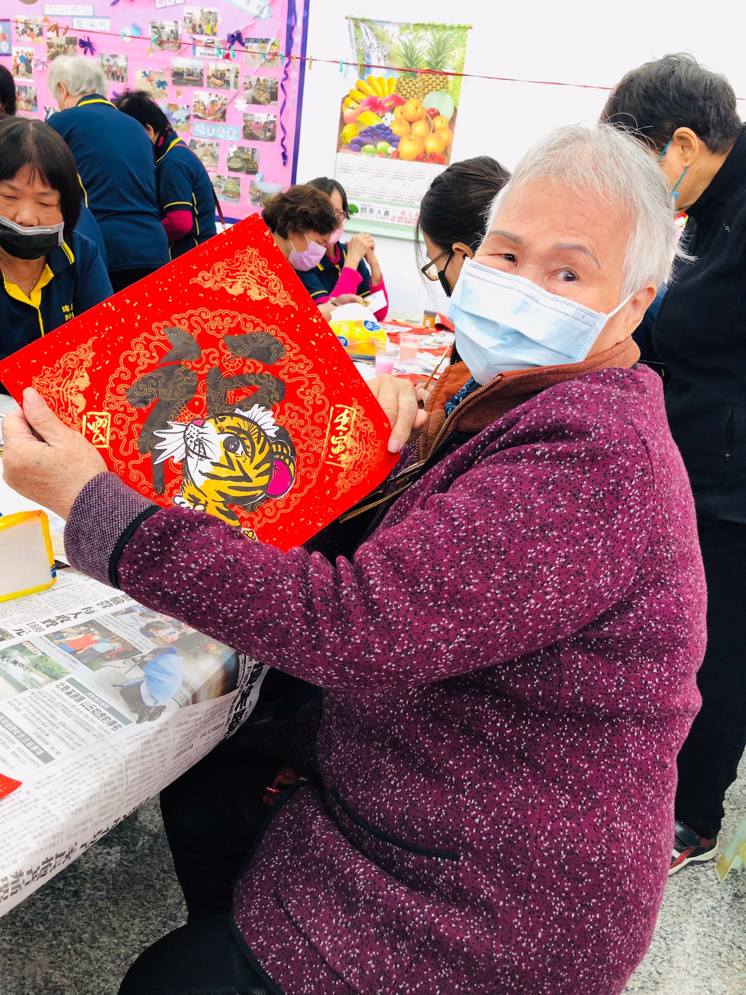 高雄市鳳山區埤頂社區迎春彩繪賀歲揮毫贈送長者活動