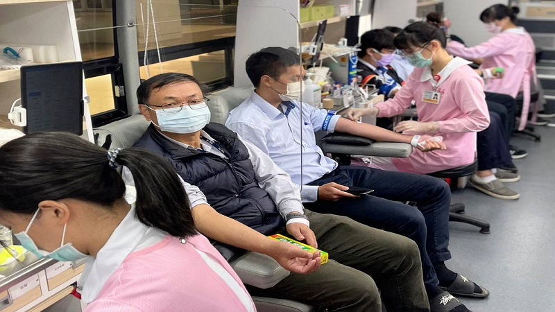 全台鬧血荒　中油煉製事業部副執行長陳正喜號召同仁及員眷挽袖捐血
