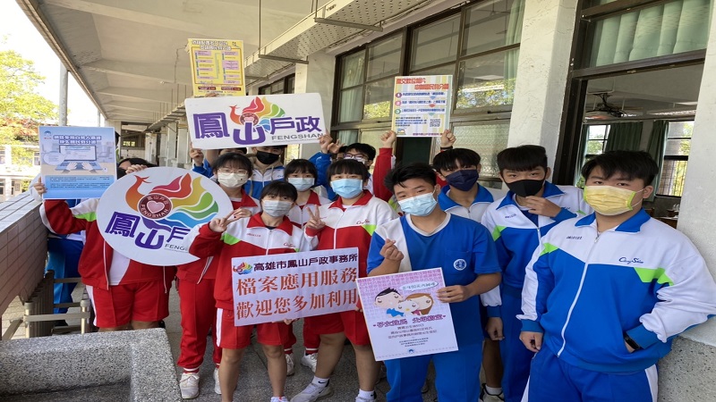 鳳山戶政前進忠孝國中　受理初領身分證