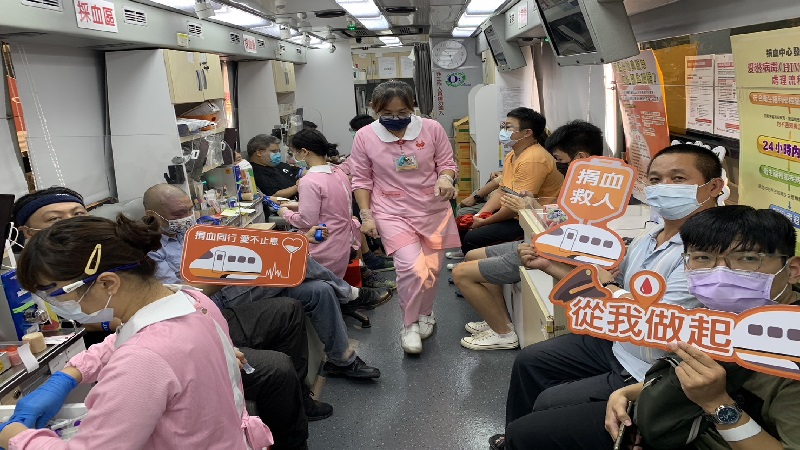 高鐵左營站「寒冬送暖 捐血傳愛」　捐出熱血贈高鐵造型抱枕