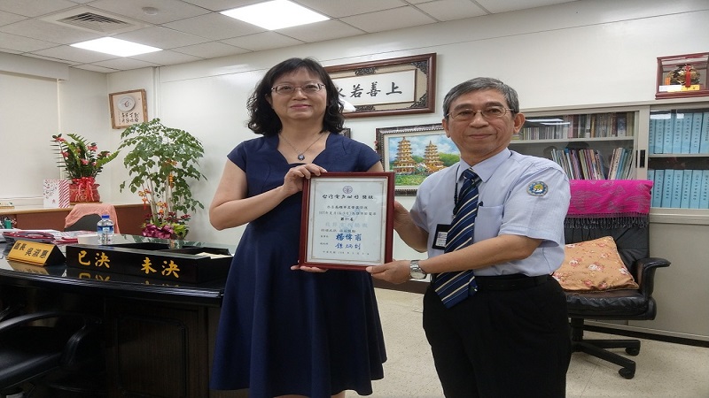 高雄左營區「全國第一節電王」　台電致贈獎狀表揚推廣節電用心