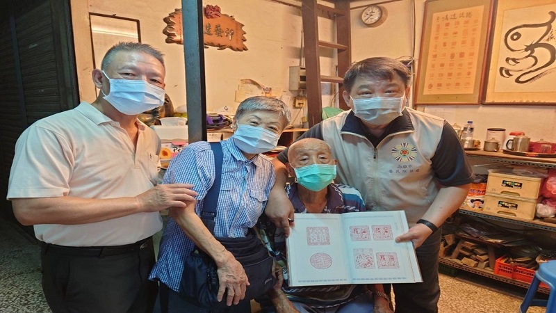 高市榮服處處長　探視榮民金石藝術家姚爺爺