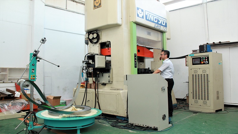 金屬中心料帶式精微成形系統產線　助精微產業展實力