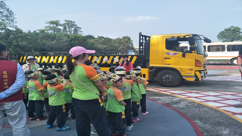 大車事故多出於視野死角　擺頭察看可救命