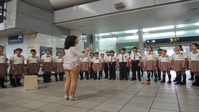 高鐵左營站歡慶母親節　校園合唱團美聲謝感恩