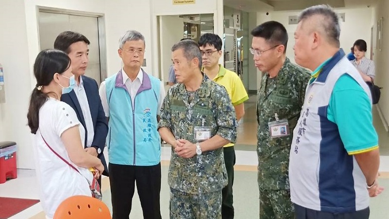 高雄市政府關懷慰問　跳傘受傷役男及家屬