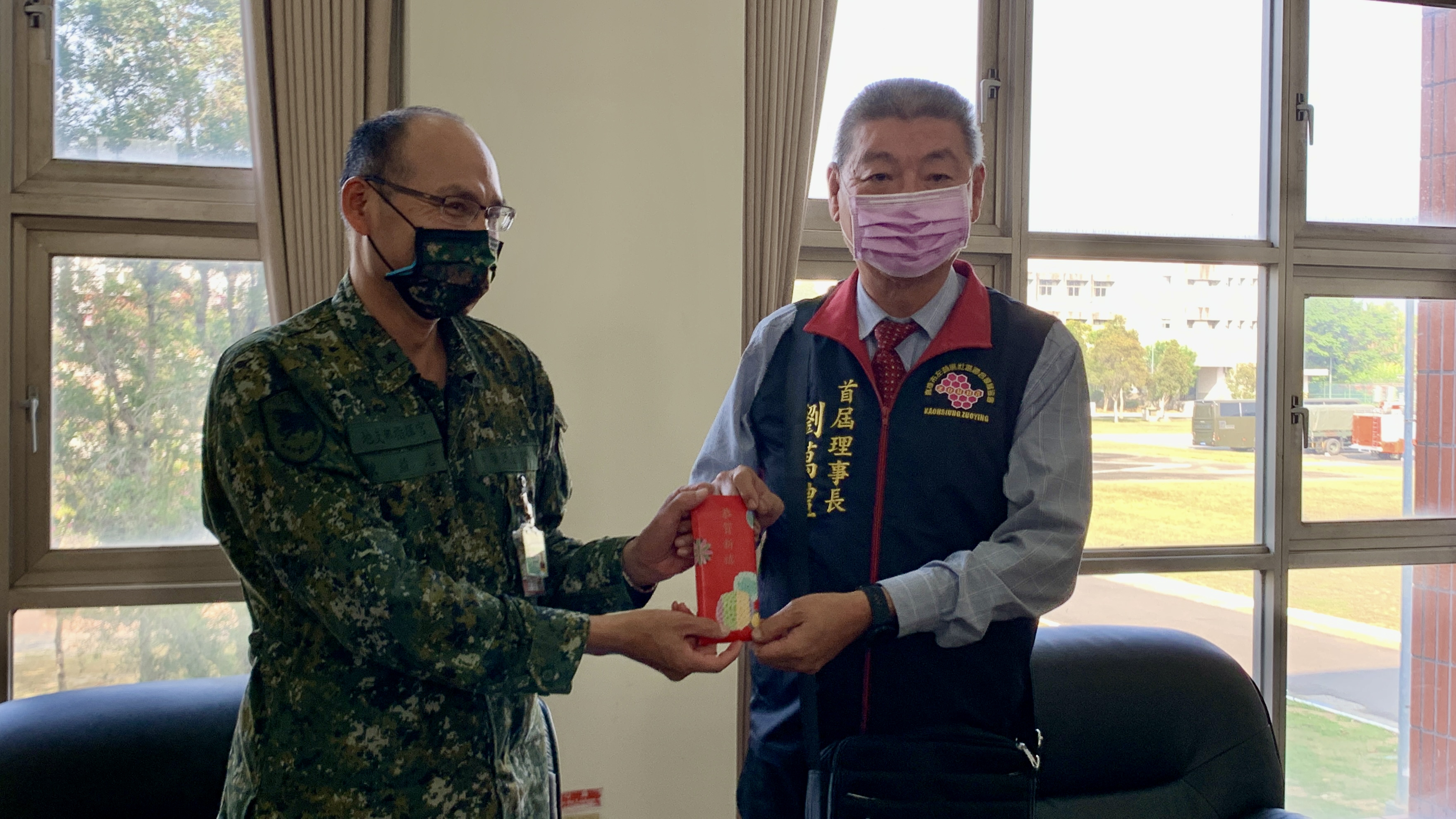 高雄市退伍軍人協會理事長劉萬禮博士率團至陸軍地區支援指揮部進行勞軍敬軍